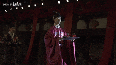 接着,就像电视剧中常见的一样,新郎新娘,天地,高堂,夫妻,各三拜.