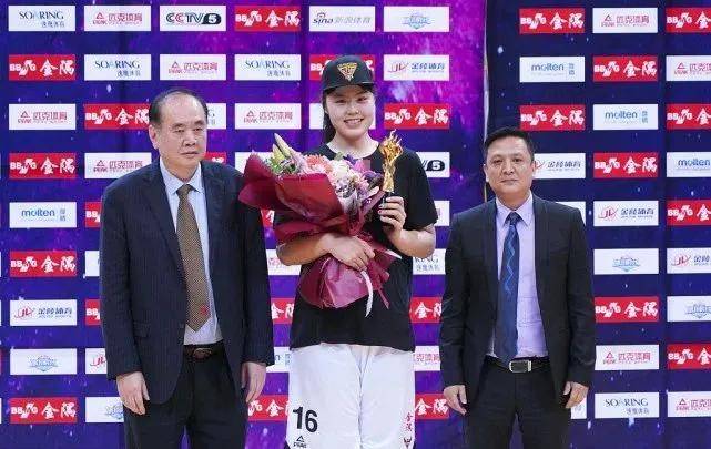 总决赛第二战"广东女篮三剑客"中的杨力维贡献全场最高的27分,黄思静