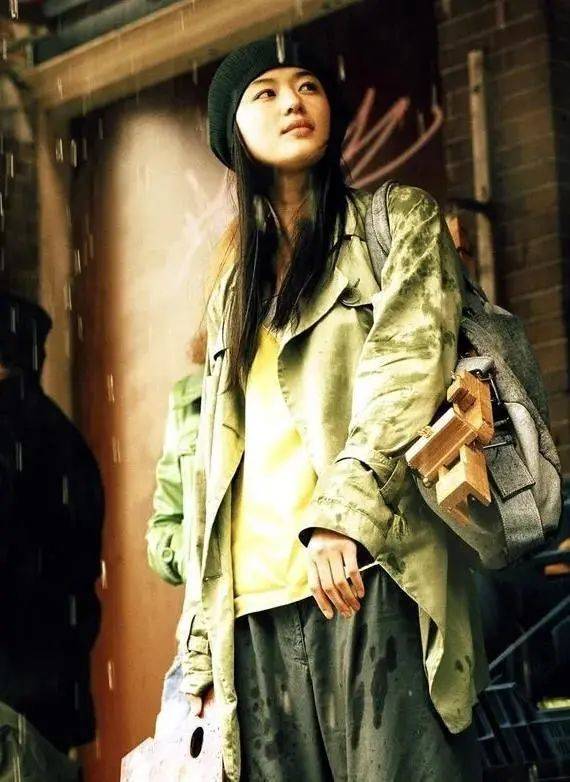 据说在韩国还有一个说法,70%-80%的韩国男性中都曾把电脑桌面换成过