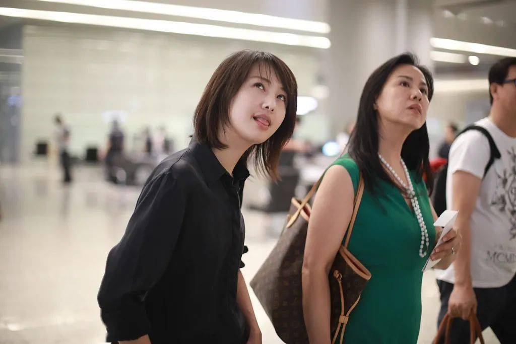 郑爽与妈妈刘艳 为了这一梦想,妈妈把年仅12岁的郑爽独自一人送去