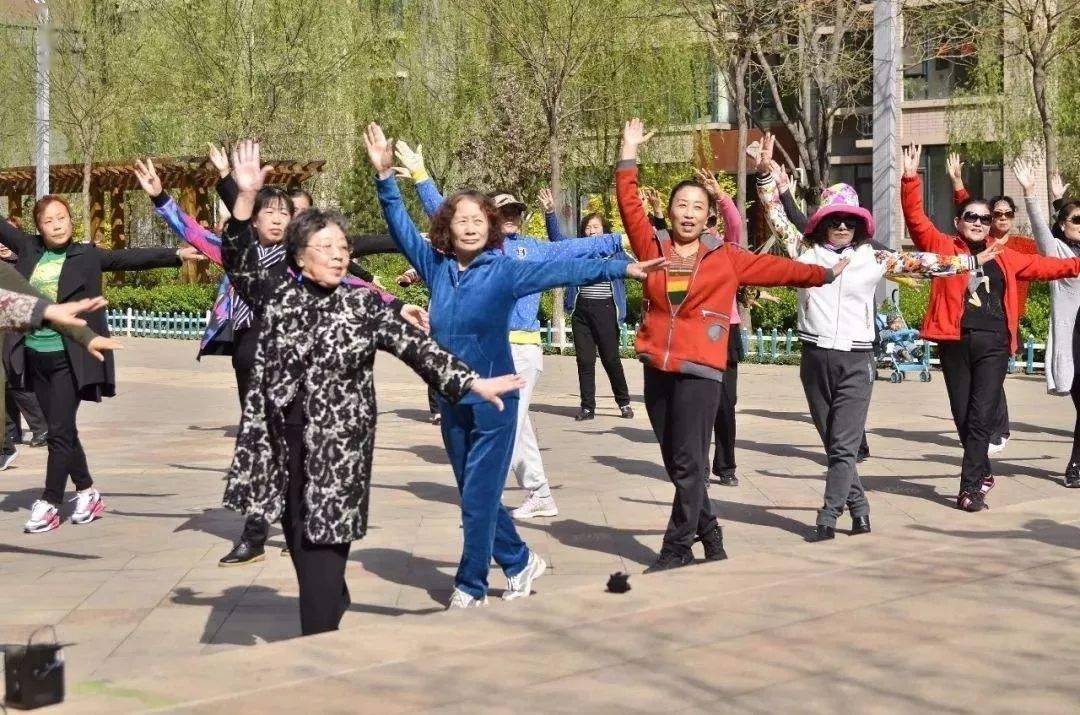 有了运动场,怪小区大妈跳舞太疯狂!