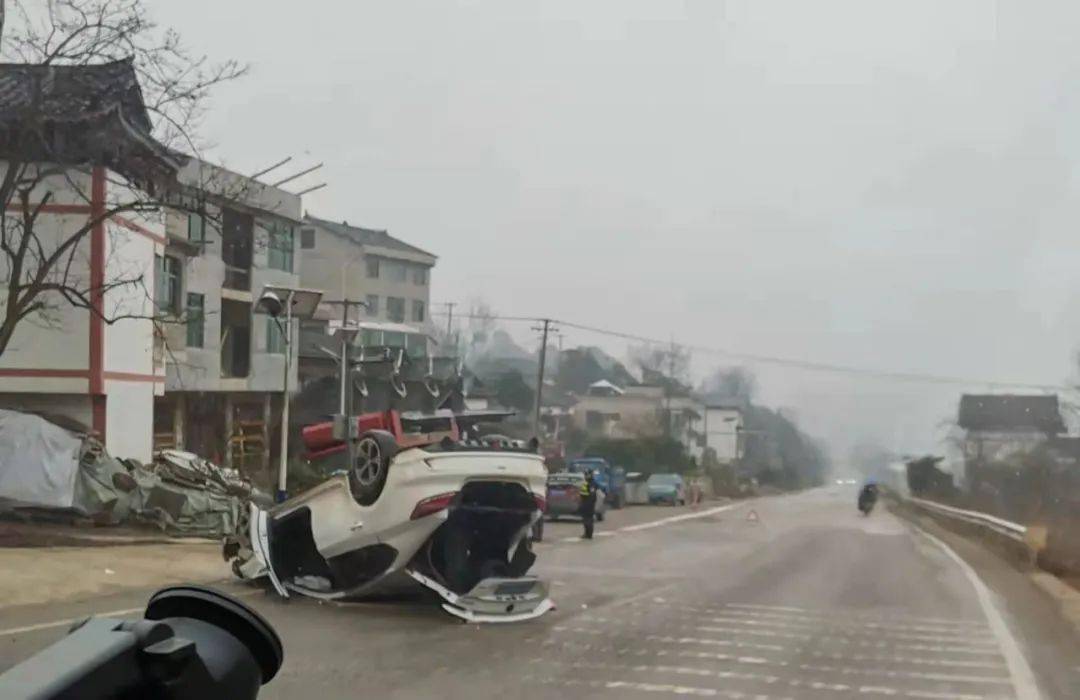 凯里虎炉公路发生车祸!肇事车翻滚在地"四脚朝天"