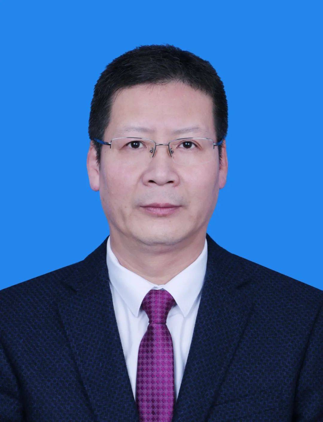 2001年10月加入中国共产党,2002年8月参加工作,现任 泰兴市委办公室副