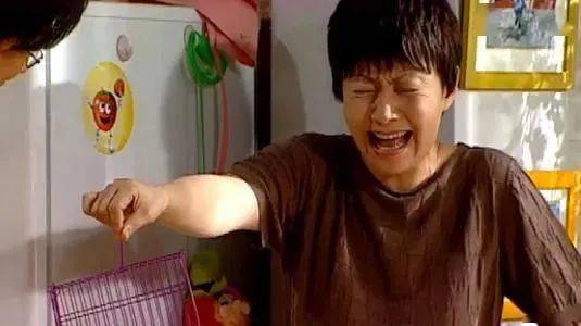 因为太喜欢看书,不管是我的书,他爸的书,爷爷奶奶的书,娃抓起来都要看