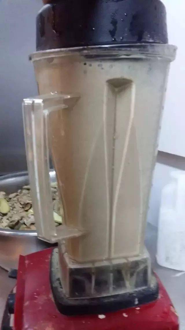 4,鲜迷迭香200克洗净沥干,放入榨汁机,加松子仁150克(可为香草汁增加