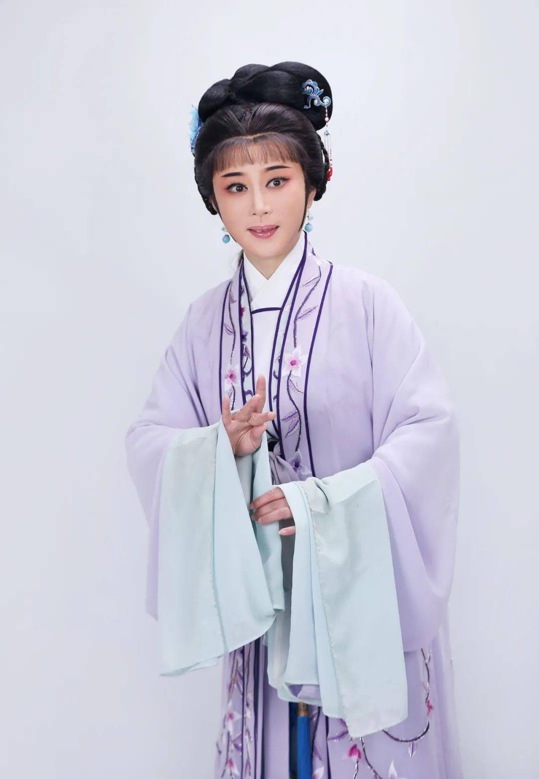 师承越剧范派,尹派,工小生,浙江小百花越剧团国家一级演员.