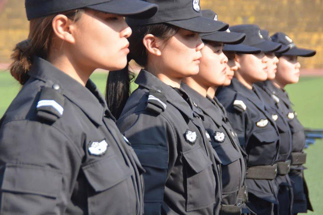 却选择坚定无畏 脱下警服 他们也是一个个普通人 选择了特警这份职业