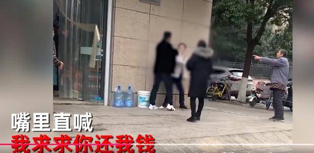 "求求你还我钱",江苏一男子当街下跪,自扇耳光,磕头求