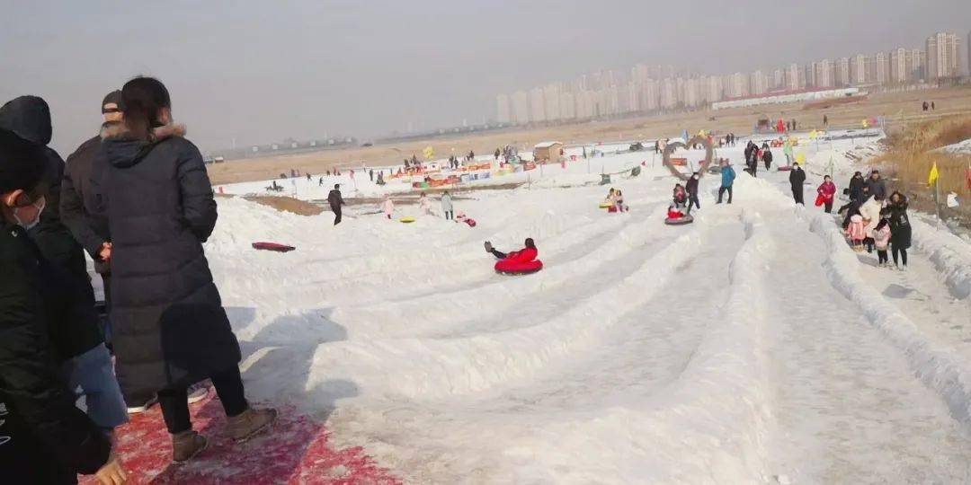 稻香冰雪世界 厚厚的积雪覆盖着地面 无论是玩雪地转转还是滑雪圈