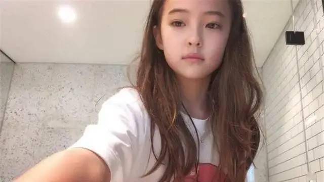10 岁混血女孩拍"性感"照片引争议,孩子的性教育越早越好