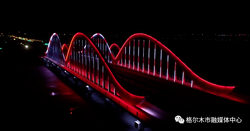 一下她的夜景吧 夜晚的景色 五光十色的路边彩灯 夜色笼罩下的格尔木