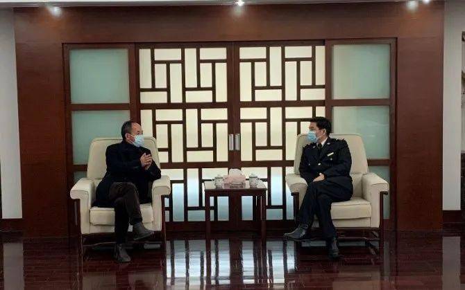 桂林南药总裁王文学(左)与桂林海关关长彭程(右)座谈交流