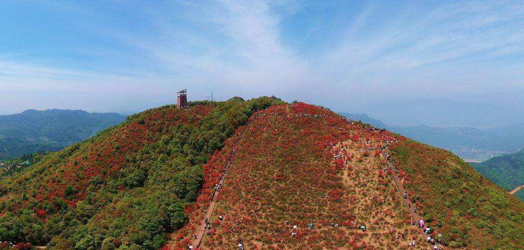 圣井山名胜风景区由圣井山,景福寺,大南湖等三个景区组成,以丽峰秀溪