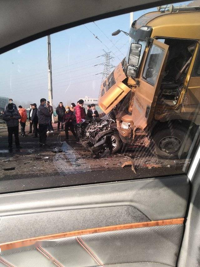 日照重庆路发生严重交通事故