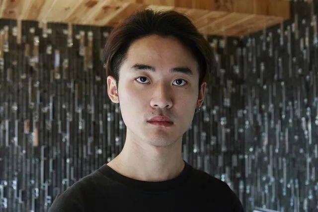 看刮完胡子之后的frank是不是干净清爽许多!