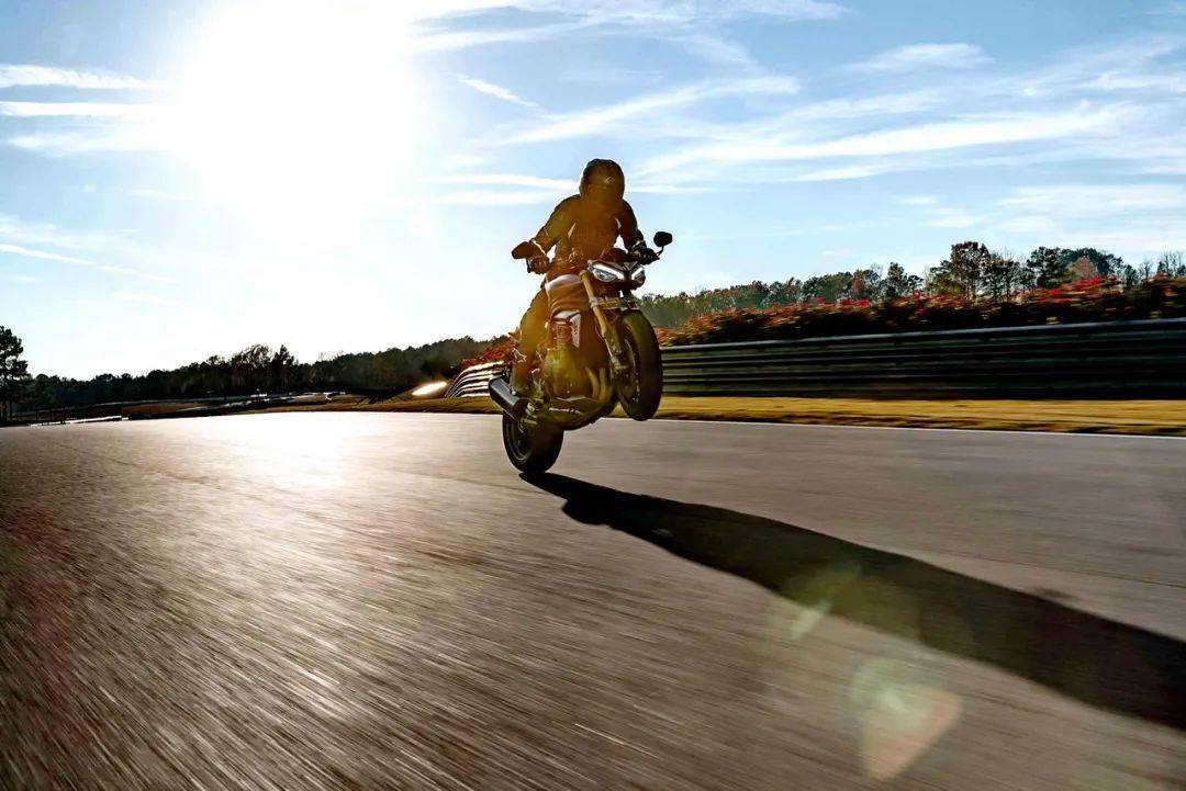 凯旋摩托发布新型街车speedtriple1200rs
