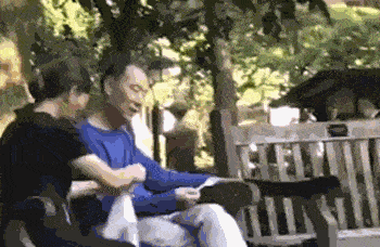 而是放进了自己带的塑料袋里, 也是在18年, 中国大妈在瑞士景点因为