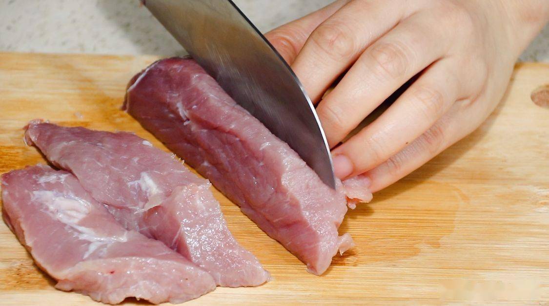 瘦猪肉洗净,切成小薄片,往切好的猪肉上面撒一些红薯淀粉,拌匀.
