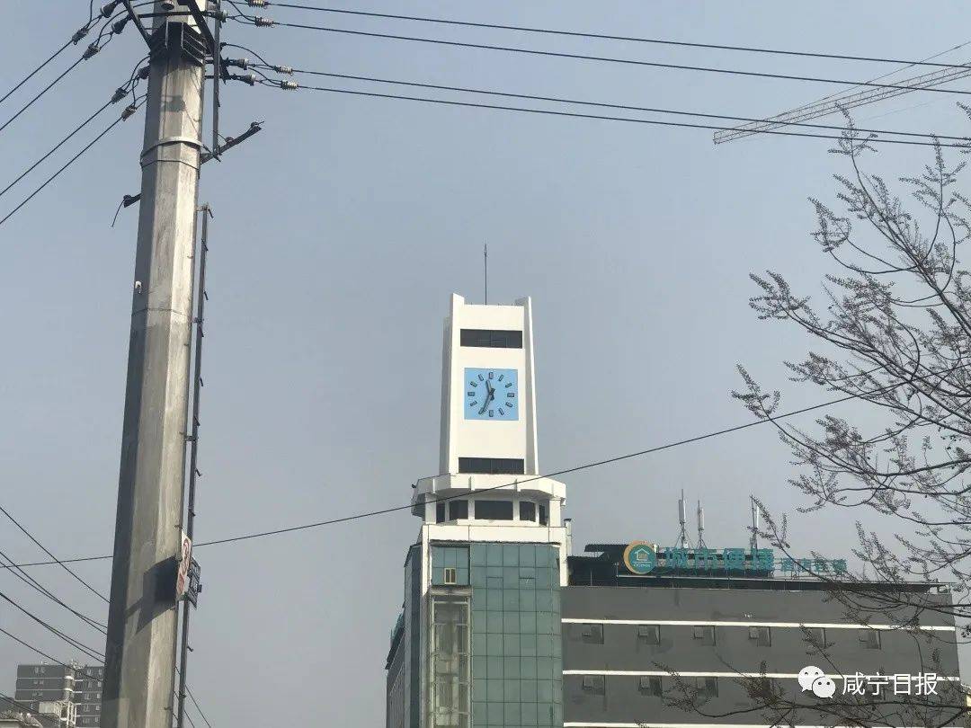 两个十几岁的少年告诉记者,小时候听到过钟楼报时,之后很多年钟楼的