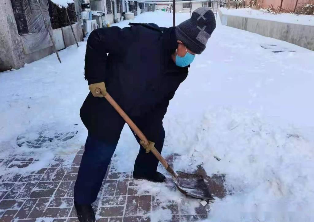 辽宁海城市八旬老人义务扫雪13载为邻里扫出温暖路