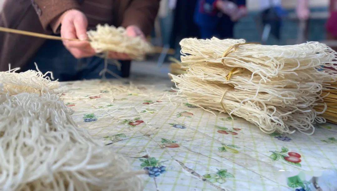 新春走基层农闲时节洄田排粉加工忙