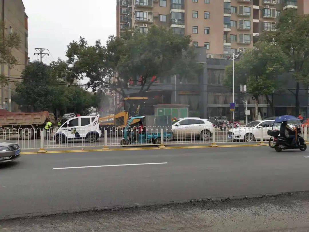 纸坊大街作为贯穿城区东西方向的一条"大动脉",其作用不言而喻.