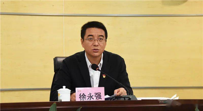 九江镇党委书记徐永强代表镇党委对现场述职进行逐一点评.