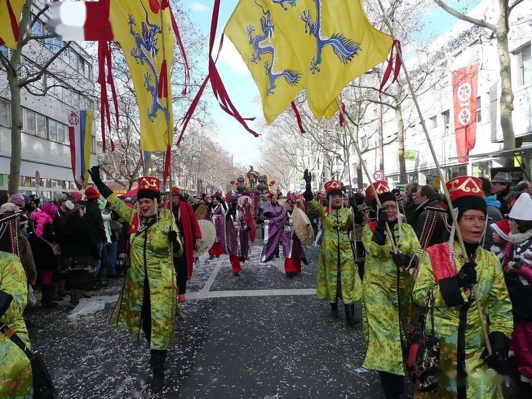 欧洲一国家春节挂清朝国旗穿满族服装