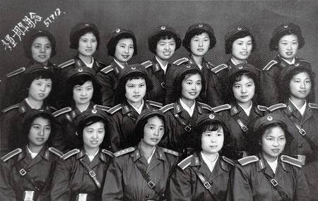 1967年冬,我军开始征集女义务兵,每年大约征集女兵7500名.