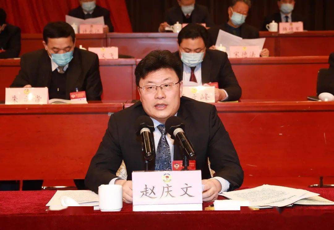 会上,县委书记赵庆文发表了热情洋溢的讲话.