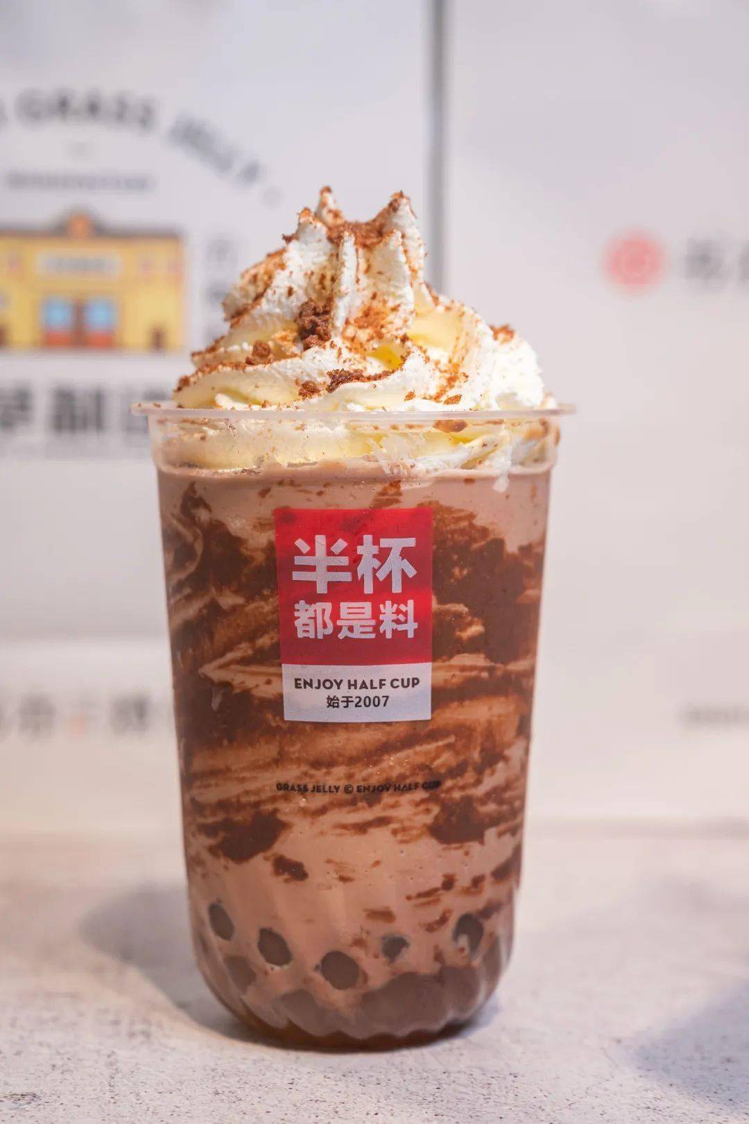巧克力酱在杯子上旋转挂壁看起来就像是大理石纹理然后加入珍珠和可可