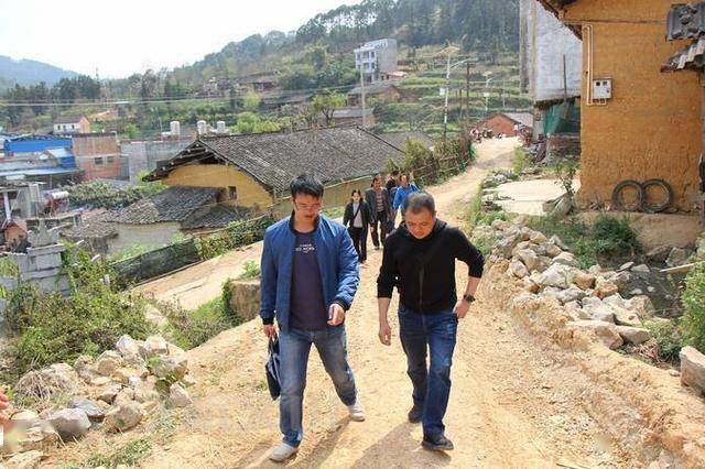 刘诚帮扶对象董堡乡板蚌村村民 陆高祥"顿时感到非常地难过,突然眼泪