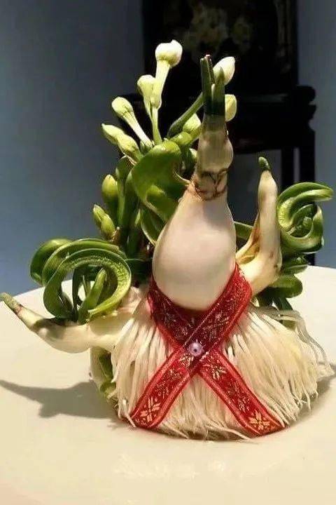 水仙具有肥大的鳞茎即地下变态茎(洋葱同款鳞茎),大部分叶变为肥厚的