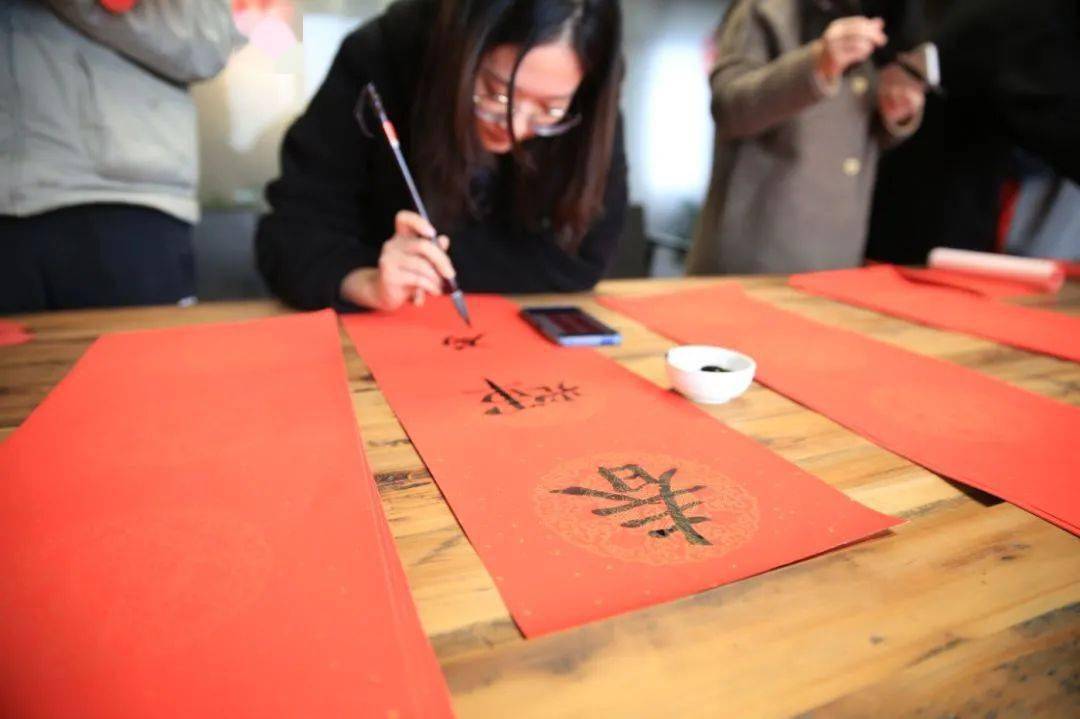 贺新春剪窗花写对联福礼迎新年