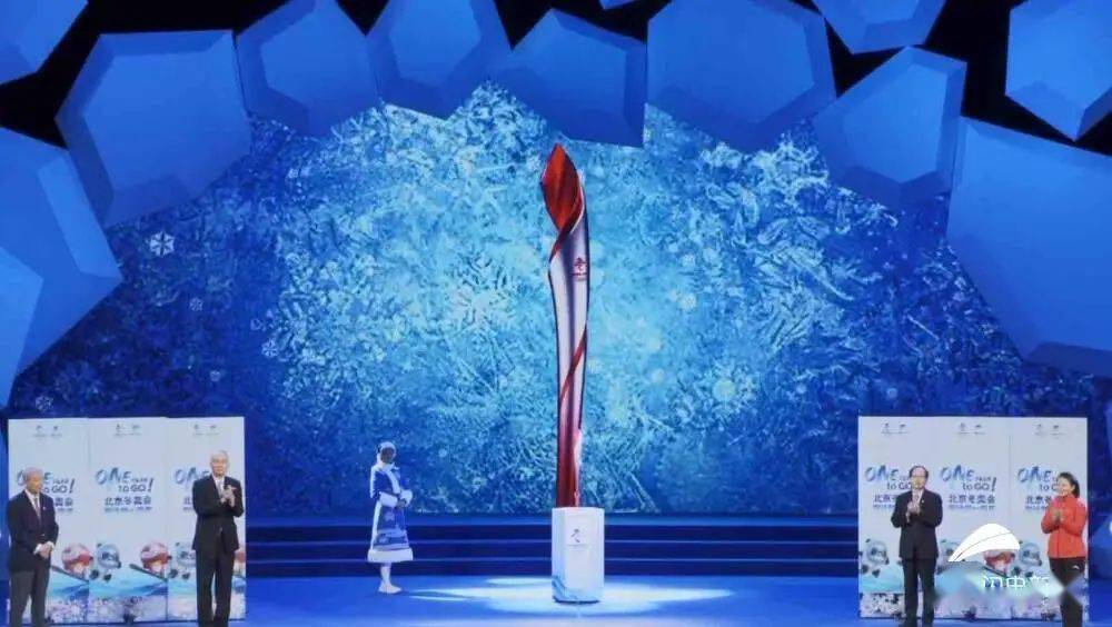 活动现场,北京2022年冬奥会和冬残奥会火炬——"飞扬"正式发布亮相.