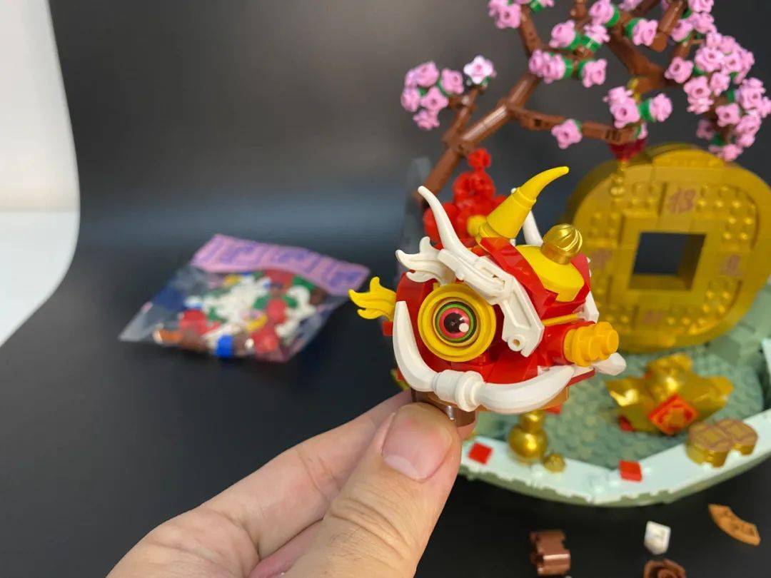这款醒狮的设计绝对可以把乐高去年那款新春套装,按在地上摩擦了!