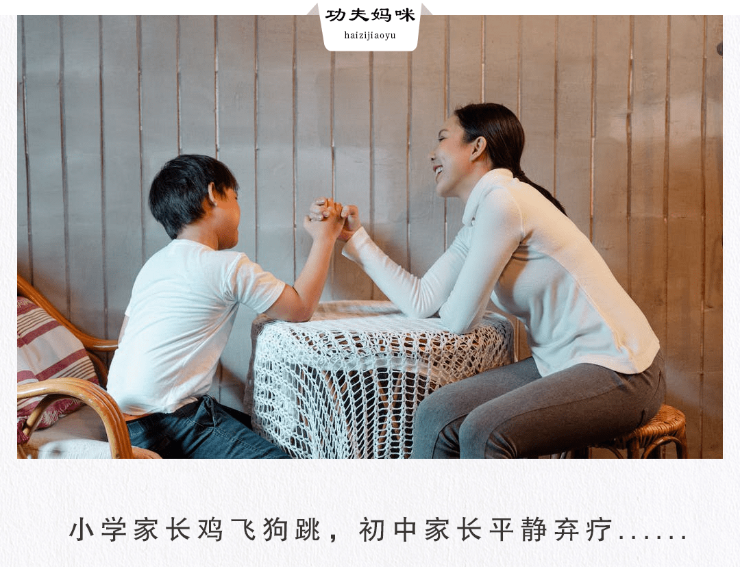 爸爸一边开车,一边看美女.