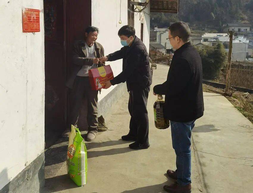 平利县广佛镇:脱贫不"脱情" 慰问暖人心