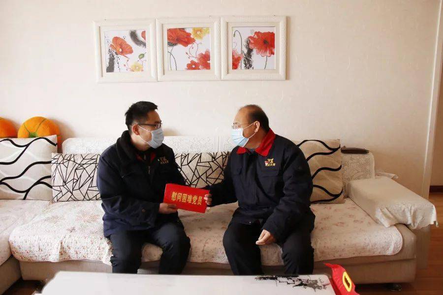 在有着近三十年党龄的老党员王永建家中,周显怀为他送上了慰问金,慰问