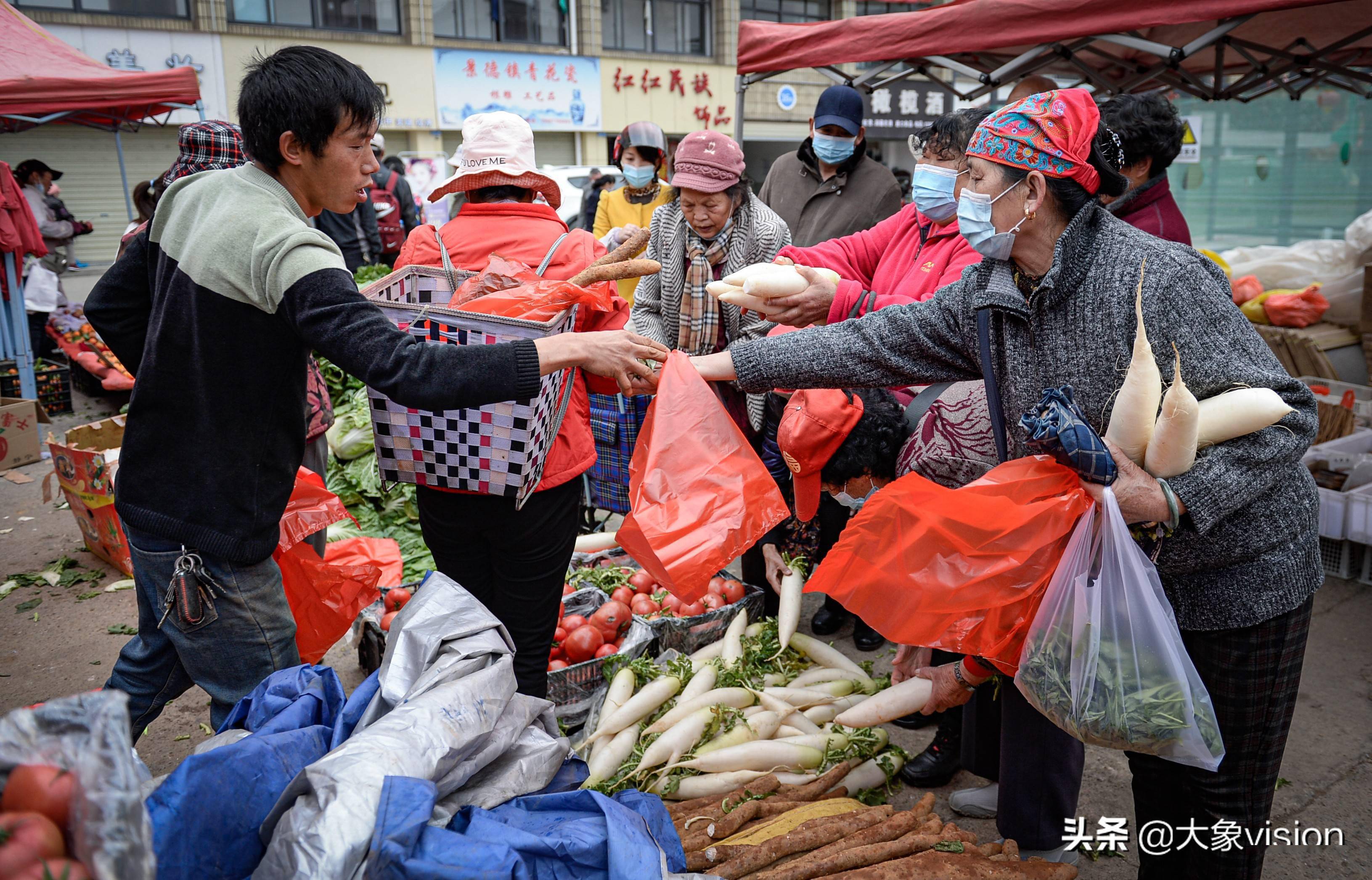 2月7日,昆明传统老街马街周日赶集在春节临近的喜庆氛围中进行.