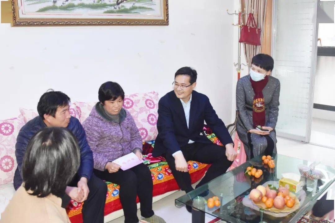 李士权先后前往汇佳新苑小区,民主村,走访慰问大病患者顾勤,陈夫平