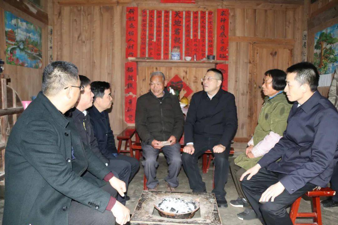 钟汰甬赴印江走访慰问老党员困难群众