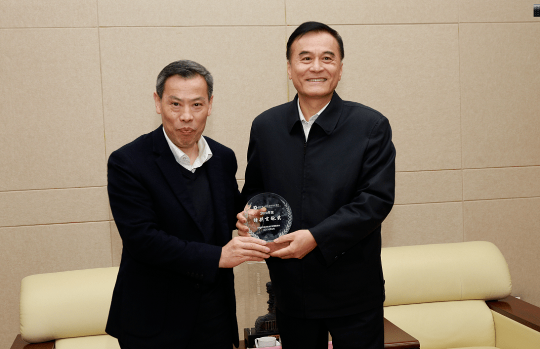 合肥市经开区党工委书记,管委会主任秦远望为江汽集团颁奖.