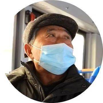 张学琪寻山街道青安屯村村民坐公交车看见咱车上宣传片,这上面有俺青