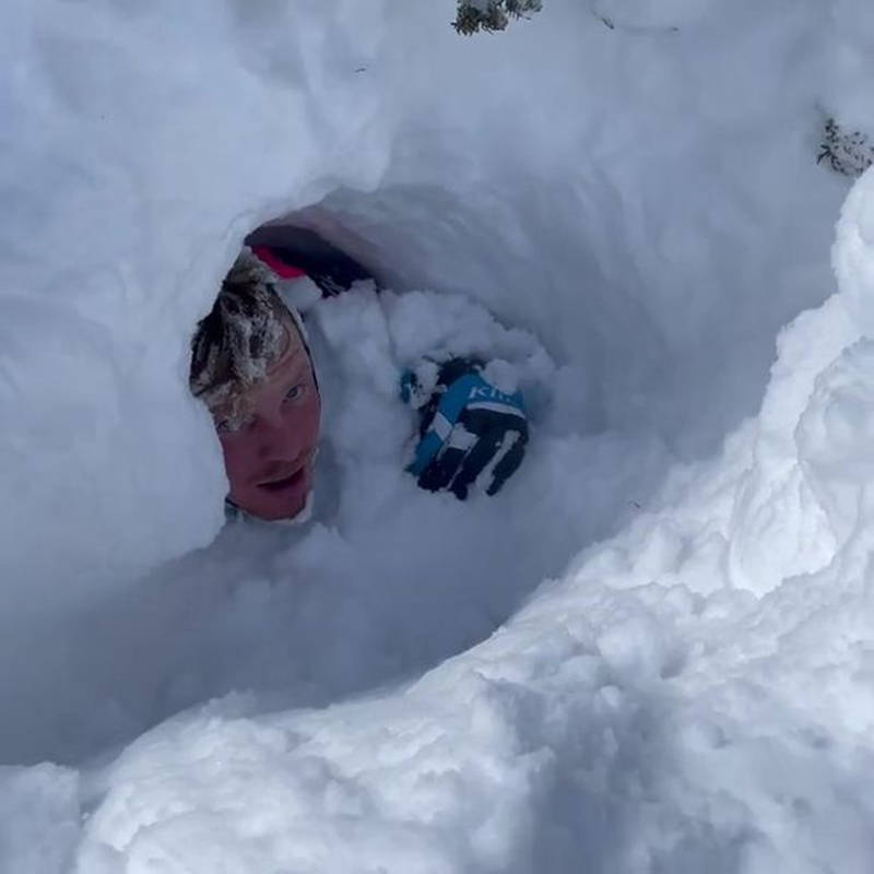 美国男子滑雪时遭遇雪崩 相机拍下其被埋时刻