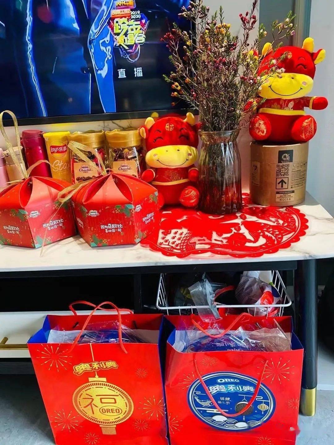 在学校门口为留深职工发放礼品和红包走访员工宿舍,给员工送去新春