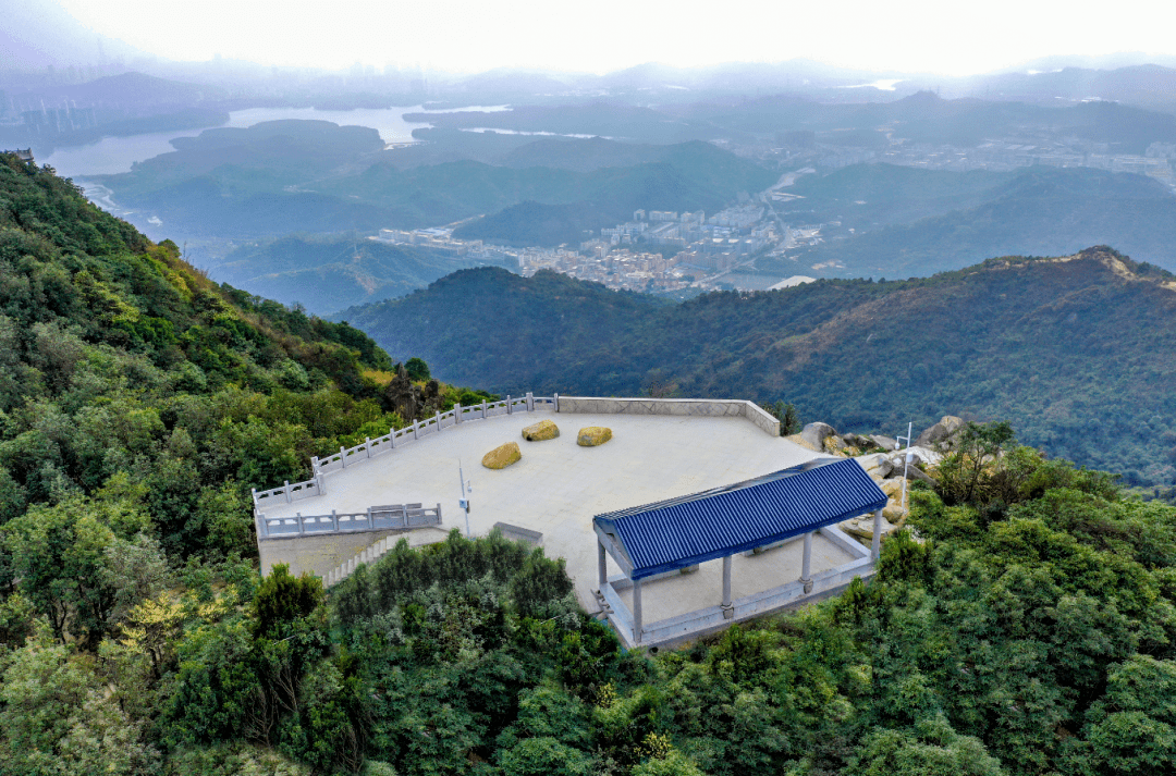 3米,阳台山气势磅礴,风景秀丽,拥有丰富的自然景观,植物茂盛,山势绵延