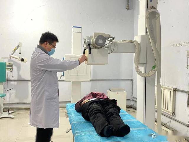 一组全景图片,展示他们的工作状态:  呵护健康 返回搜