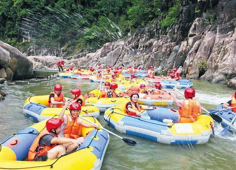 五指山红峡谷漂流景区,游客体验山地漂流.