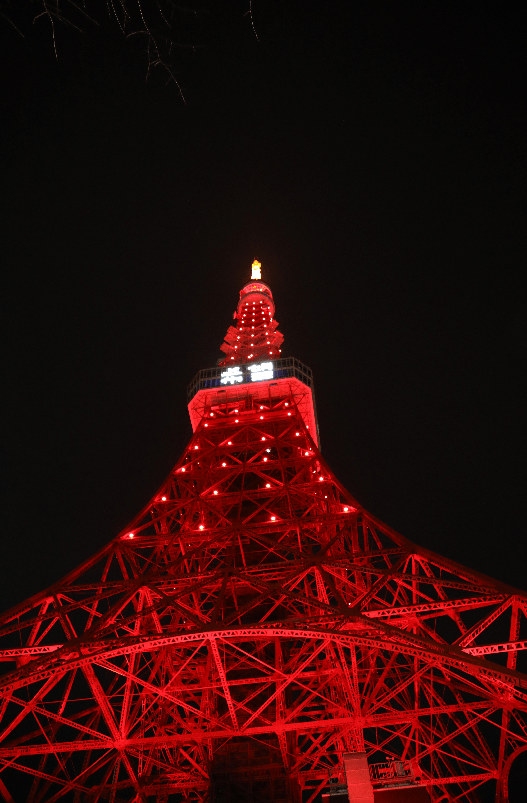 东京塔除夕夜点亮中国红 塔体首次打出"希望"二字